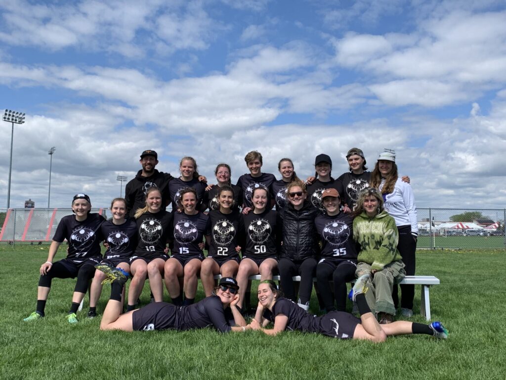 The Artemis Women's Ultimate Frisbee team wearing their jerseys standing for a team photo.