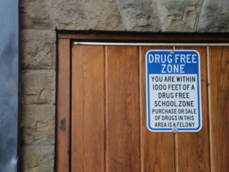 Picture of a sign stating "Drug Free Zone"