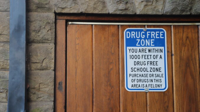 Picture of a sign stating "Drug Free Zone"